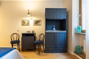 a bedroom with a blue cabinet and a sink at MALACUCINA Casa Vacanze in Anagni +24 photos