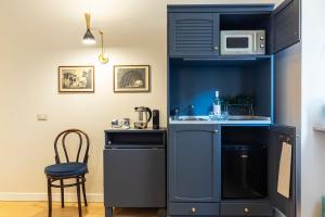 a kitchen with a sink and a microwave at MALACUCINA Casa Vacanze in Anagni