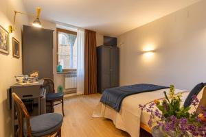 a hotel room with a bed and a table and chairs at MALACUCINA Casa Vacanze in Anagni