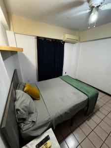 een kleine slaapkamer met een bed in een kamer bij Habitación en Depto chic compartido in Villahermosa