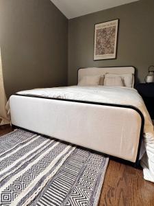 En eller flere senge i et værelse på 30 min from NYC luxury and chic 3 bedroom