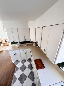 Køkken eller tekøkken på 30 min from NYC luxury and chic 3 bedroom + 12 billeder