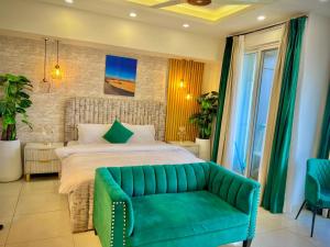 Кровать или кровати в номере Elysium Tower Superior Suites Overlooking Centaurus Mall Islamabad +67 фотографий