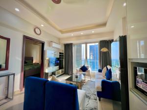 Телевизор и/или развлекательный центр в Elysium Tower Superior Suites Overlooking Centaurus Mall Islamabad