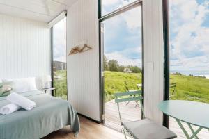 Ένα ή περισσότερα κρεβάτια σε δωμάτιο στο Aorangi Peak Cabins 8 by Tiny Away