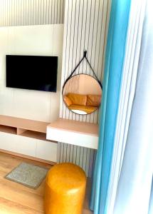 Una televisión o centro de entretenimiento en Căn Hộ TMS Quy Nhơn Bên Bờ Biển