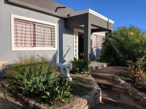 a house with a statue in front of it at Aguaribay in Villa Los Aromos