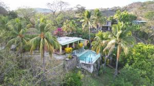 een luchtfoto van een huis met een zwembad bij 4 Amigos El Zonte in ChiltiupÃ¡n