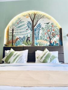 ウブドにあるDewangga Suiteのベッドルーム1室(木の壁画付)