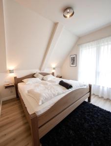 スタヴァンゲルにあるStavanger Ultra Central Daliの大きな窓のある部屋にある大きなベッド