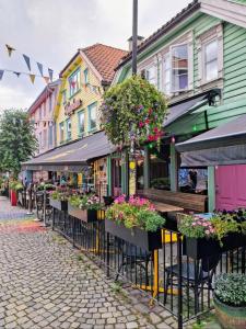 スタヴァンゲルにあるStavanger Ultra Central Daliの花並びのテーブルと椅子