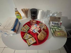 Una mesa con un plato de comida sobre una mesa. en Sweet Home, en San Juan 2 fotos más