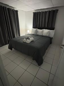 Un dormitorio con una cama con dos toallas encima. en Sweet Home, en San Juan