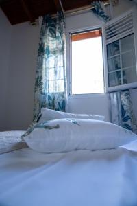 En eller flere senge i et værelse på Casa Naya