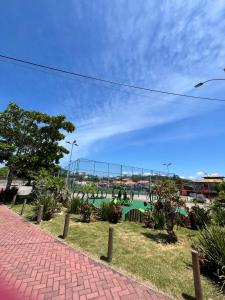 Бассейн в Duplex em Itaúna 4min da Praia que ocorre o WSL, 1min da pista de skate do LS, pracinha com parque infantil, quadra de futebol, tudo isso a 1 min da duplex, perto do comércio, wi-fi super rápido, monitoramento 24hrs или поблизости