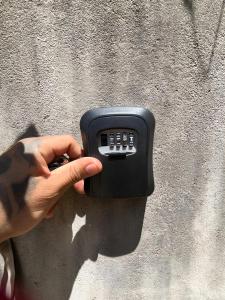 a person holding a remote control in front of a wall at Duplex em Itaúna 4min da Praia que ocorre o WSL, 1min da pista de skate do LS, pracinha com parque infantil, quadra de futebol, tudo isso a 1 min da duplex, perto do comércio, wi-fi super rápido, monitoramento 24hrs in Saquarema