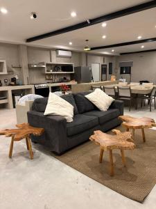 sala de estar con sofá y algunas mesas en Oceanfront Private Pool Villa Luxury Open-Concept Retreat, en La Paz