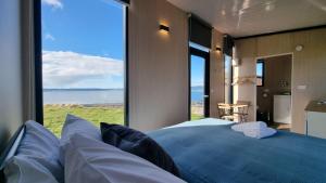 Un pat sau paturi într-o cameră la Aorangi Peak Cabins 9 by Tiny Away