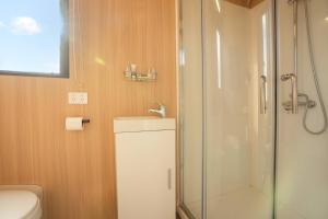 O baie la Aorangi Peak Cabins 9 by Tiny Away