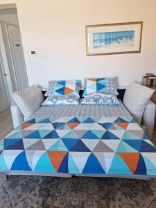 Ένα ή περισσότερα κρεβάτια σε δωμάτιο στο Sorrento Bluewater Apartment