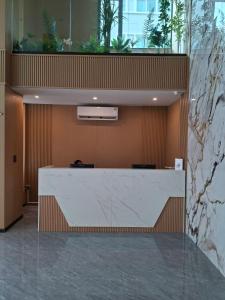 een lobby met een grote witte bar in een gebouw bij Velin Pattaya Hotel in Ban Nong Chaeng