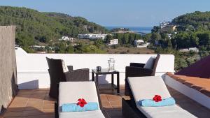 a balcony with chairs and a table with a view at Hotel Rural Can Maries in Puerto de San Miguel