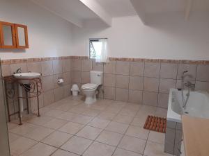 Et badeværelse på Do-Little Farm Cottages + 24 billeder