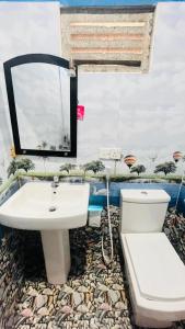 ein Badezimmer mit Toilette und Waschbecken in der Unterkunft Ocean Whisper Guest House in Mirissa