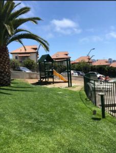 un parque con zona de juegos y una palmera en Descanso y Comodidad absoluta en el mejor sector, en Concón 14 fotos más