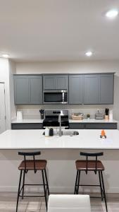 Η κουζίνα ή μικρή κουζίνα στο New Holiday Retreat in Merced