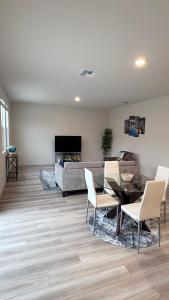 Μια τηλεόραση ή/και κέντρο ψυχαγωγίας στο New Holiday Retreat in Merced