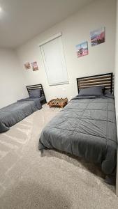 Ένα ή περισσότερα κρεβάτια σε δωμάτιο στο New Holiday Retreat in Merced +10 φωτογραφίες