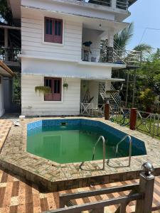 una casa con piscina delante de una casa en Hill view single apartment, en Jāmb