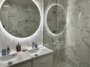 Ένα μπάνιο στο Apt Place de Toscane - 4min Disneyland-PARIS