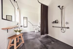 een badkamer met toilet en wastafel bij The Red Hill Barn in Main Ridge +76 foto's