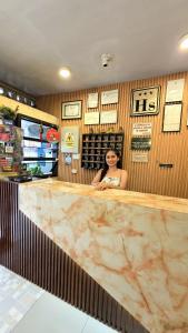 een vrouw achter een toonbank in een winkel bij Hospedaje plaza inn in Nauta