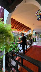 een man aan de balie van een restaurant bij Hospedaje plaza inn in Nauta