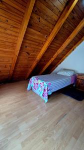 En eller flere senge i et værelse på Cabaña Miss sueños + 17 billeder