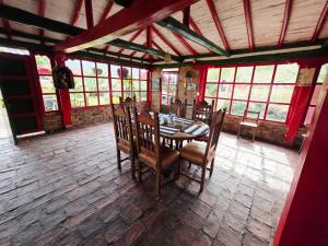 Reštaurácia alebo iné gastronomické zariadenie v ubytovaní Glamping y Camping El Lago