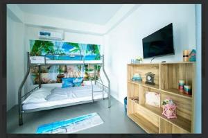 Un televizor și/sau centru de divertisment la Taguilon Hidden Beach Cove Resort