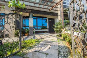 una entrada a un edificio con una valla en 慢慢空間, en Luodong