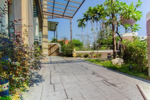 una pasarela fuera de un edificio con palmeras en 慢慢空間, en Luodong