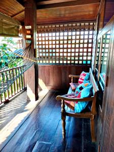 Sukjai Homestay في شيانغ ماي: غرفة مع أرجوحة على شرفة +12 صورة
