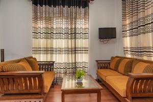 Una sala de estar con dos sofás y un televisor. en Villa 95 - Private Villa in Ahungalla, en Ahungalla