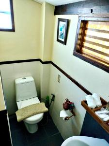 Sukjai Homestay في شيانغ ماي: حمام مع مرحاض أبيض ونافذة