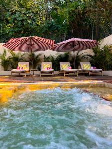 Bazén v ubytování Ombligo nebo v jeho okolí