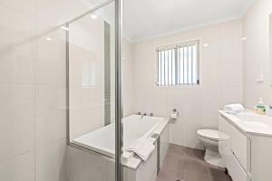 Poppi's Paradise - 5 Minutes Walk to the Beach في سانكشوري بوينت: حمام أبيض مع حوض ومرحاض +15 صورة