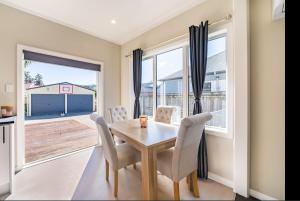 Fotografie z fotogalerie ubytování Light-filled home with peaceful outdoor space v destinaci Lower Hutt + 8 fotografií