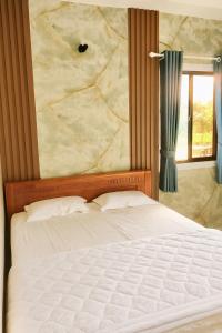 Кровать или кровати в номере Hoàng Yến Hotel Mỹ Tho