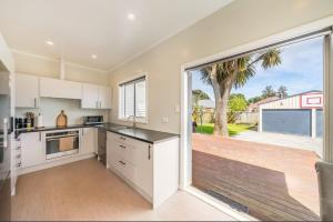 Kuchyň nebo kuchyňský kout v ubytování Light-filled home with peaceful outdoor space